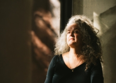 Anita kijkt weg